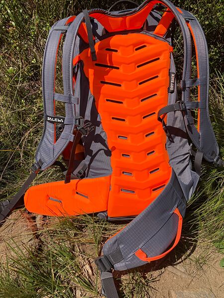 Salewa Mountain Trainer 2 ruksak za 28 osoba - sustav suhog kontakta leđa