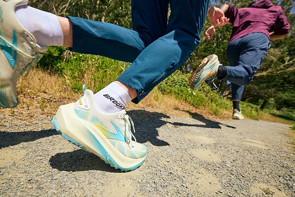 Šarena verzija ženskog modela gravel tenisica za trčanje Brooks Ghost Trail – sand / star white / golden hour